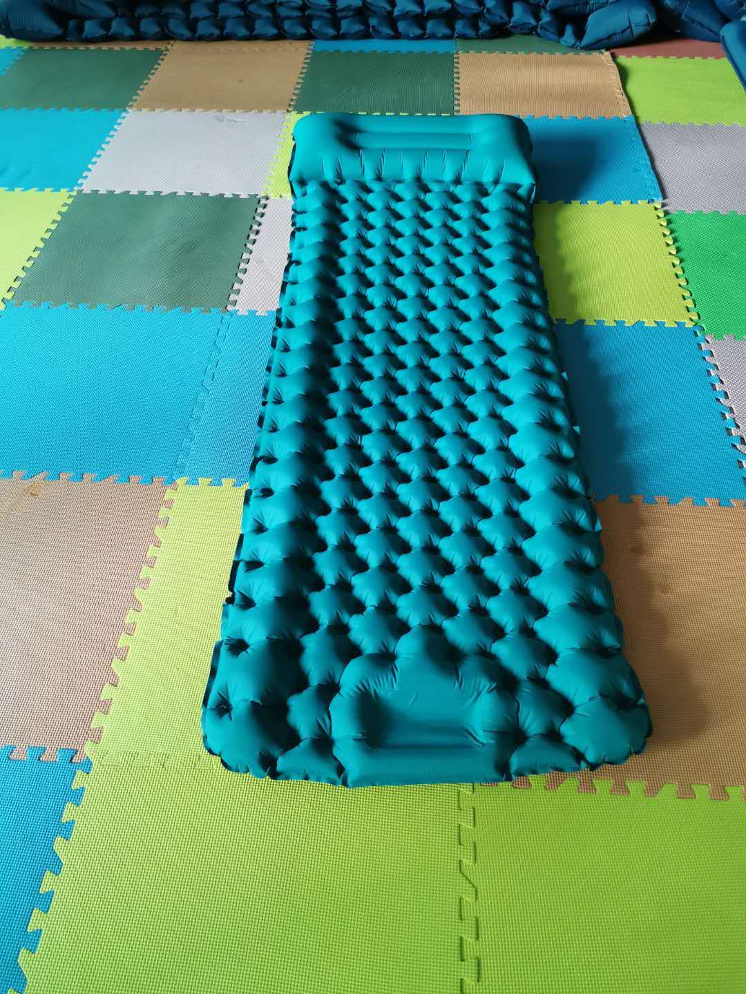 Nadmuchiwany materac kempingow – Inflatable Camping Sleeping Pad Pillow recenzja i cena